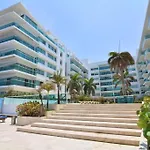 Vista Directa Al Mar Con Amplia Terraza Y 3 Habitaciones